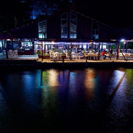 Hotel Y Restaurante Backpackers Rio Dulce Town Dış mekan fotoğraf