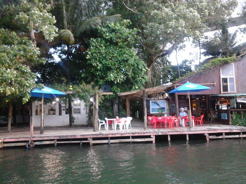 Hotel Y Restaurante Backpackers Rio Dulce Town Dış mekan fotoğraf