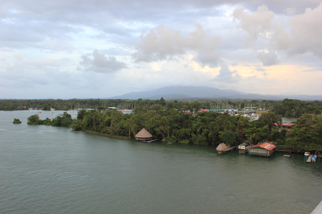 Hotel Y Restaurante Backpackers Rio Dulce Town Dış mekan fotoğraf