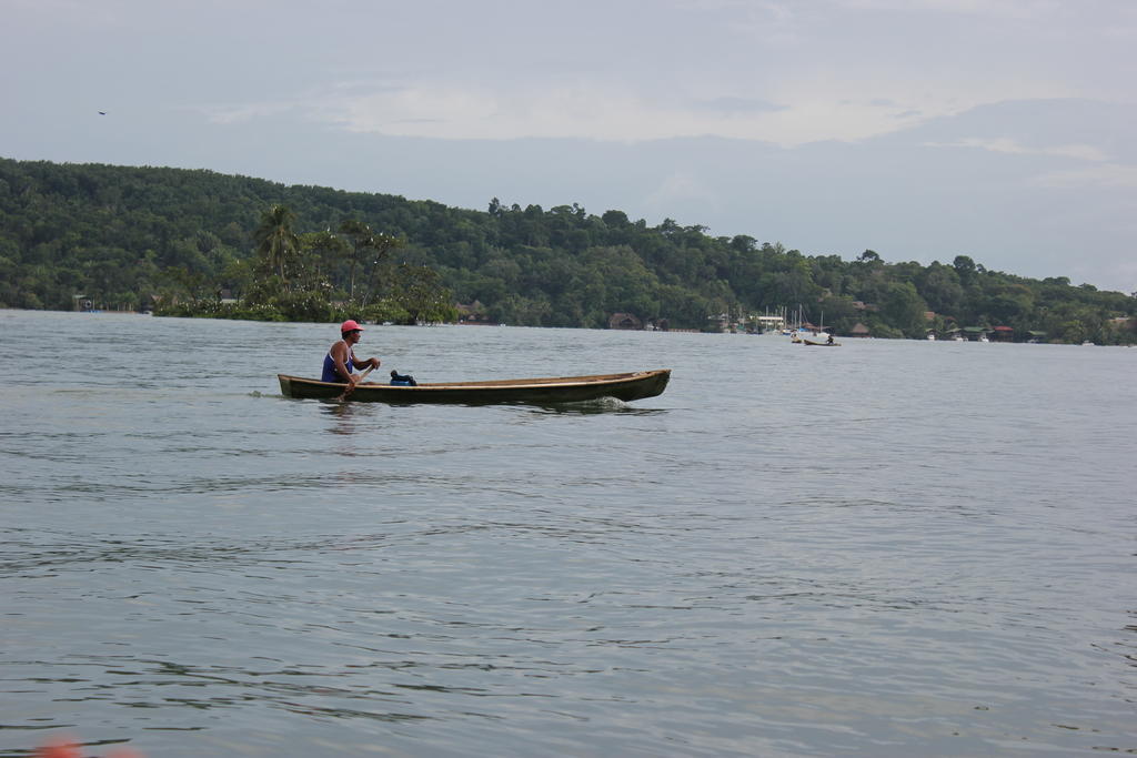Hotel Y Restaurante Backpackers Rio Dulce Town Dış mekan fotoğraf