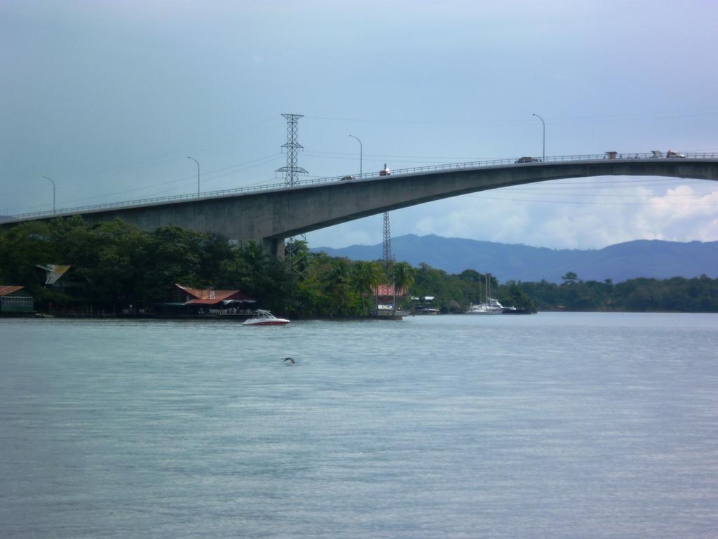Hotel Y Restaurante Backpackers Rio Dulce Town Dış mekan fotoğraf