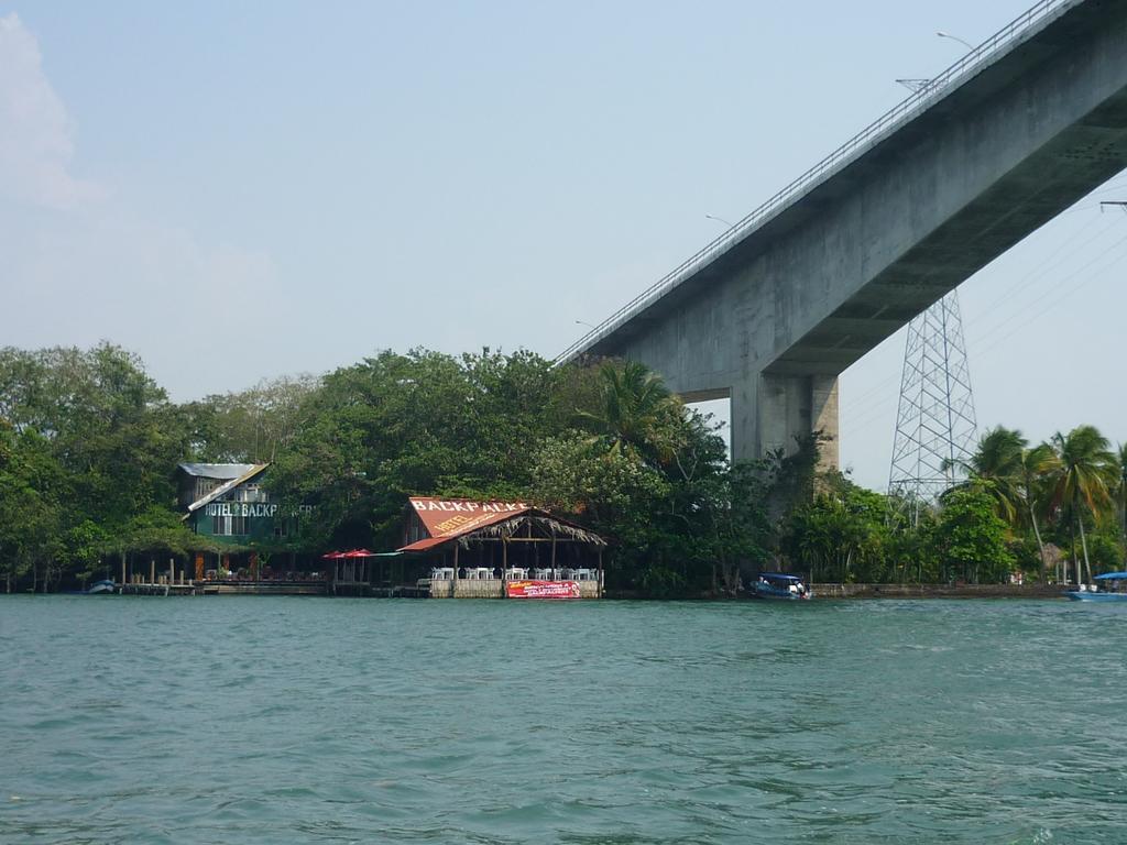 Hotel Y Restaurante Backpackers Rio Dulce Town Dış mekan fotoğraf