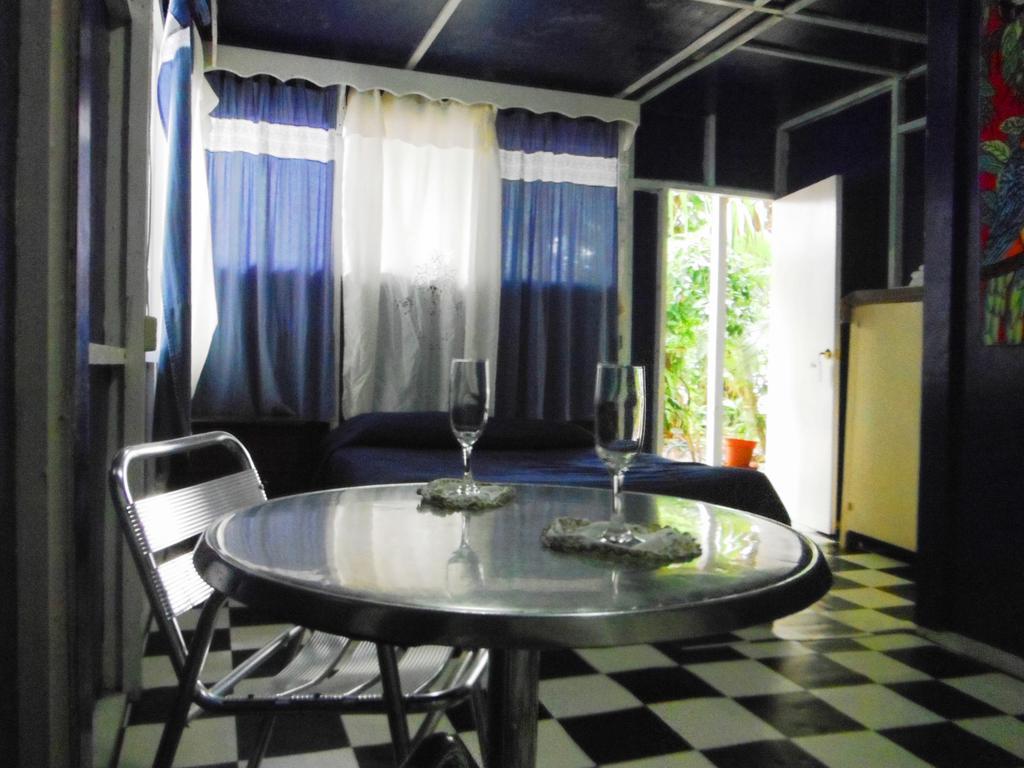Hotel Y Restaurante Backpackers Rio Dulce Town Oda fotoğraf