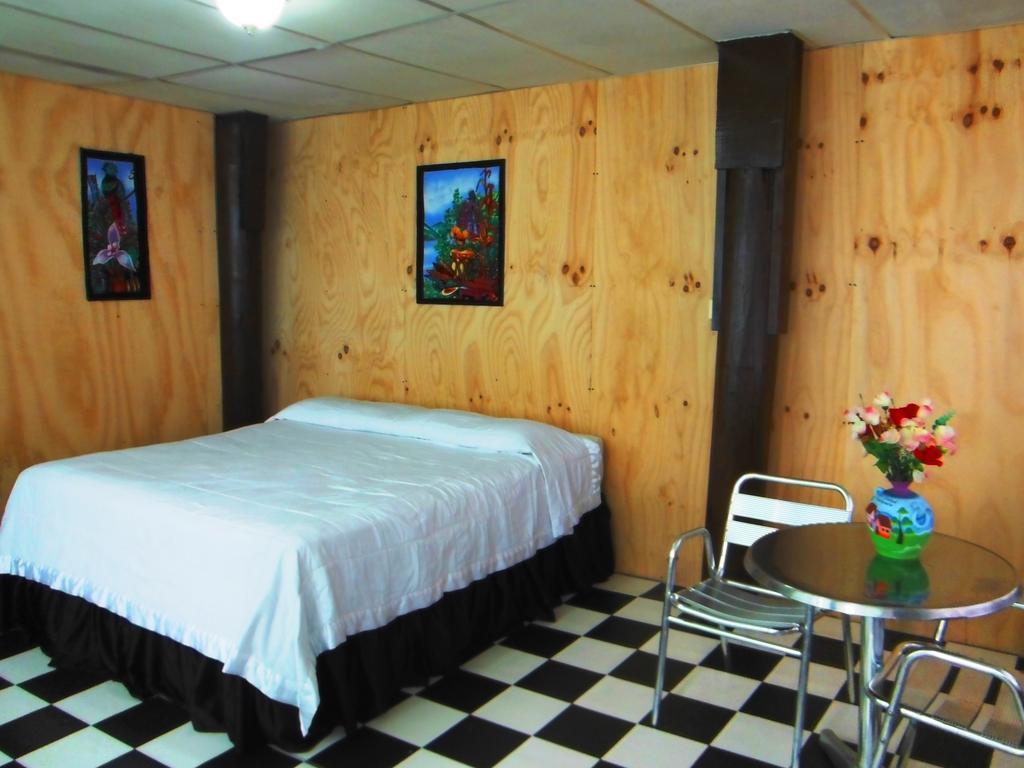 Hotel Y Restaurante Backpackers Rio Dulce Town Oda fotoğraf