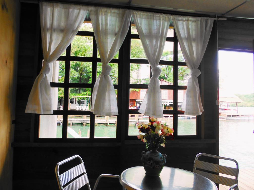 Hotel Y Restaurante Backpackers Rio Dulce Town Oda fotoğraf