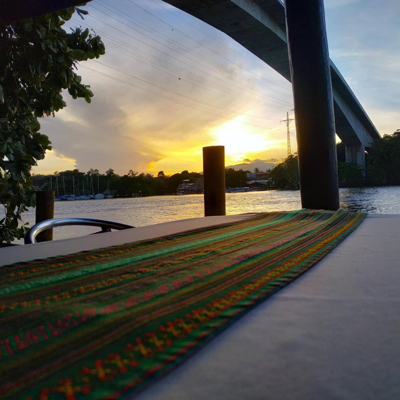 Hotel Y Restaurante Backpackers Rio Dulce Town Dış mekan fotoğraf