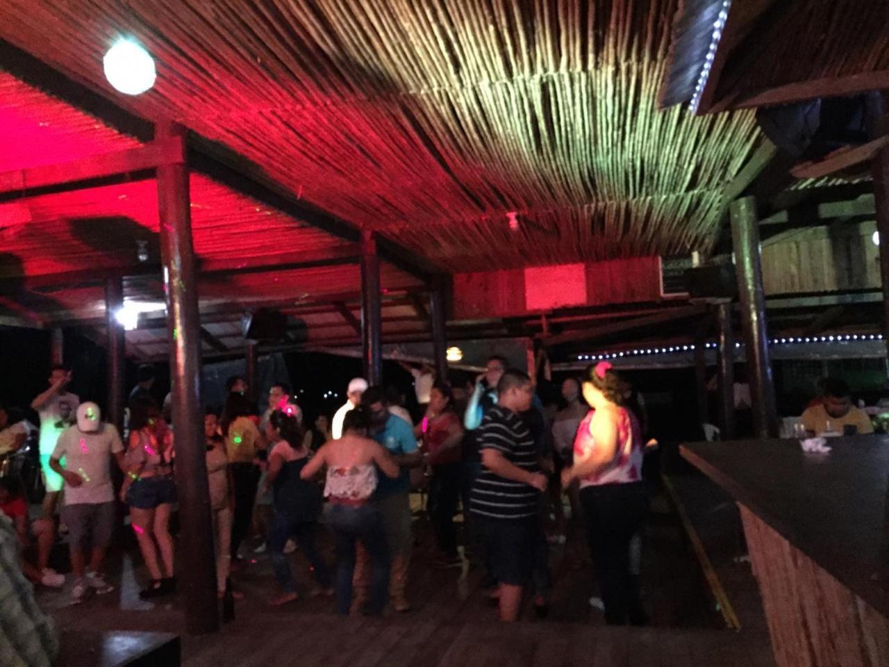 Hotel Y Restaurante Backpackers Rio Dulce Town Dış mekan fotoğraf